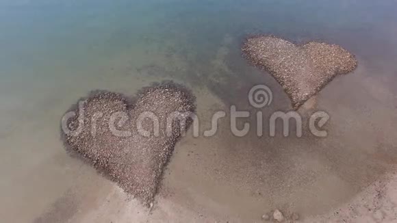 海滩上的石头心脏视频的预览图