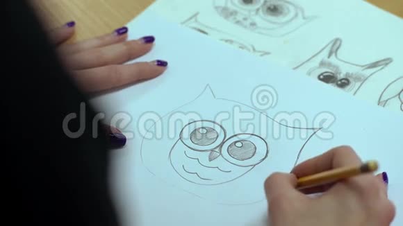 艺术家用一只纸把鸟枭画在纸上视频的预览图