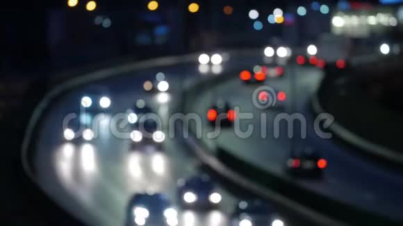 晚上有车灯失去焦点的红绿灯视频的预览图