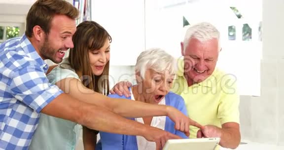 幸福的家庭在平板电脑前欢笑视频的预览图