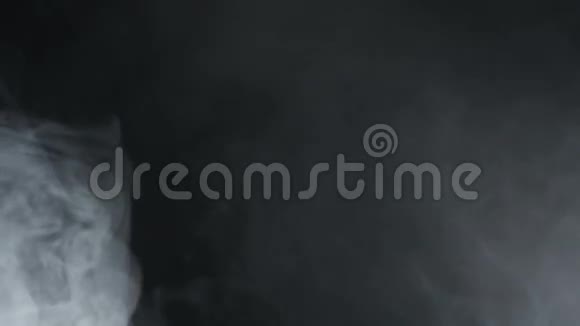 吸点烟烟云黑色背景上的白烟香烟烟雾视频的预览图
