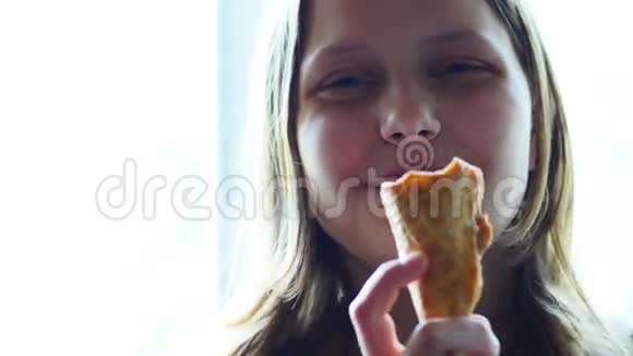 女孩在吃冰淇淋4UHDK视频的预览图