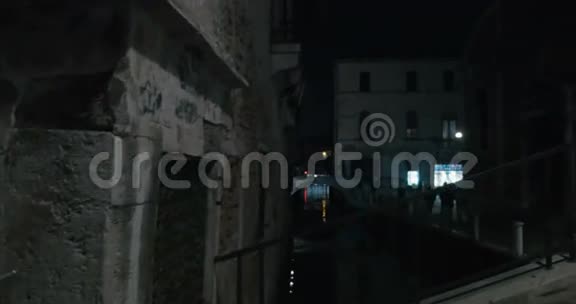 在威尼斯运河拍摄的一位女士视频的预览图