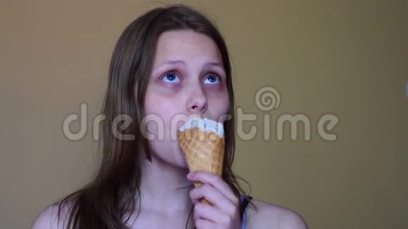 女孩在吃冰淇淋4UHDK视频的预览图