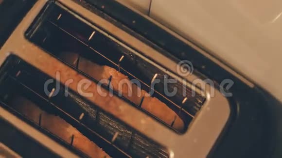 面包烤烤特写镜头视频的预览图