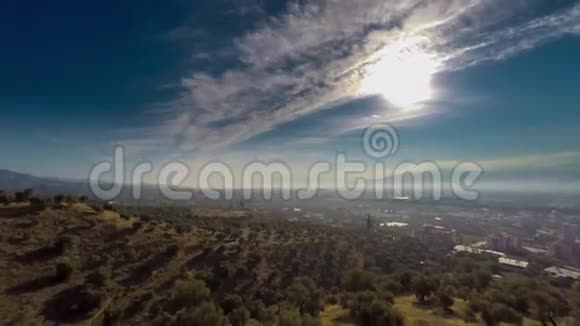 一个小镇上空的日出俯瞰山谷有滚滚的青山和房屋时间流逝4K视频的预览图