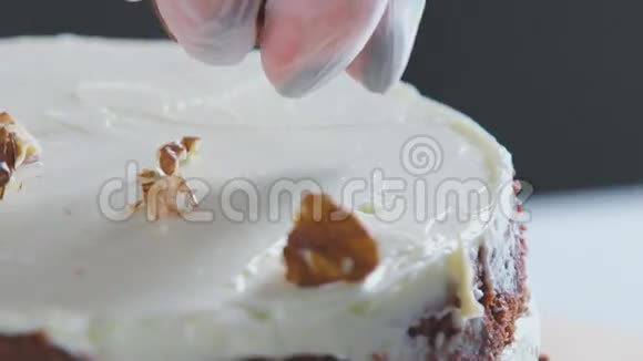 蛋糕装饰核桃双手装饰蛋糕视频的预览图