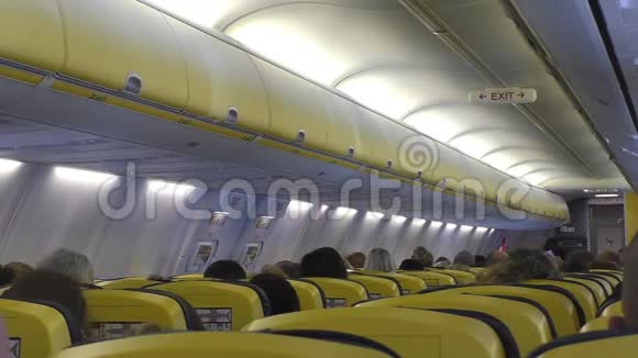 飞机客舱乘客视频的预览图