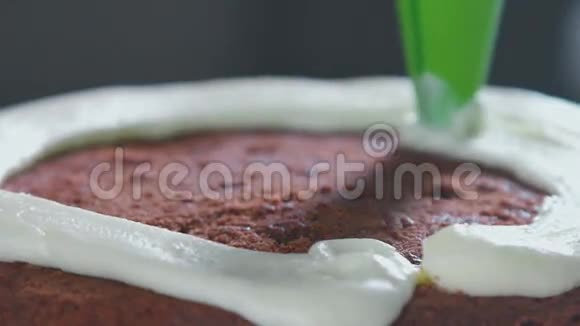 蛋糕布朗尼糖果甜点上的黄油霜特写视频的预览图