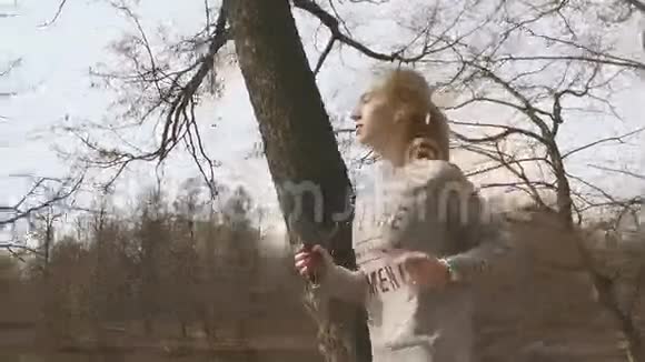 跑步的女人在公园里锻炼户外健身视频的预览图