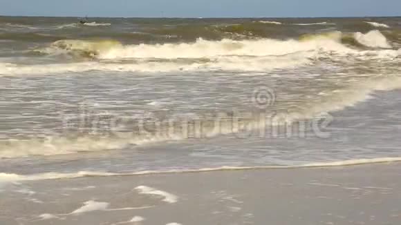 大海正在汹涌澎湃巨浪涌来海滩视频的预览图