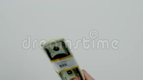 钱捆在一张白桌子上视频的预览图