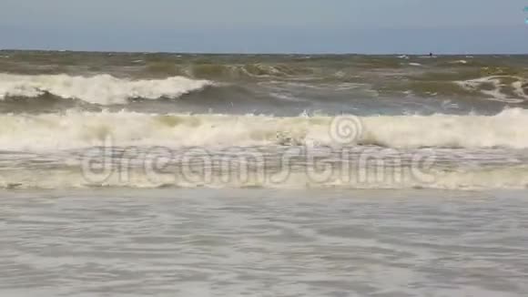 大海正在汹涌澎湃巨浪涌来海滩视频的预览图