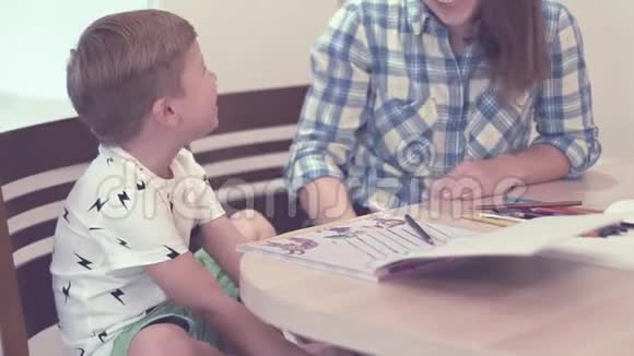 可爱的女人和小男孩做家庭作业视频的预览图
