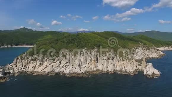阳光明媚的一天沿着深蓝色的海岸线沿着一个戏剧性的悬崖边缘的空中拍摄视频的预览图