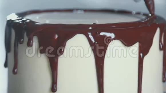 厨师挤压奶油巧克力蛋糕上的糖霜视频的预览图