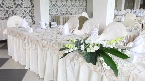 婚礼大厅有装饰鲜花的桌子视频的预览图