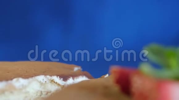 深蓝色背景草莓自制巧克力蛋糕巧克力水果蛋糕巧克力蛋糕视频的预览图