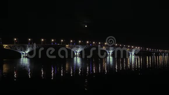 满月从桥上升起俄罗斯萨拉托夫和恩格斯城市之间的路桥伏尔加河视频的预览图