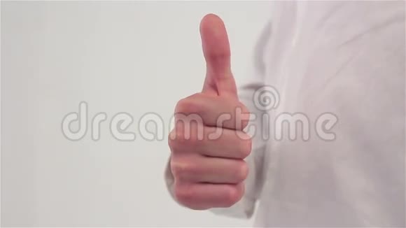在白色背景上竖起大拇指视频的预览图