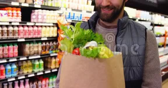 手里拿着水果和蔬菜的人视频的预览图