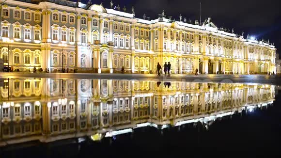 圣彼得堡皇宫广场的倒影视频的预览图