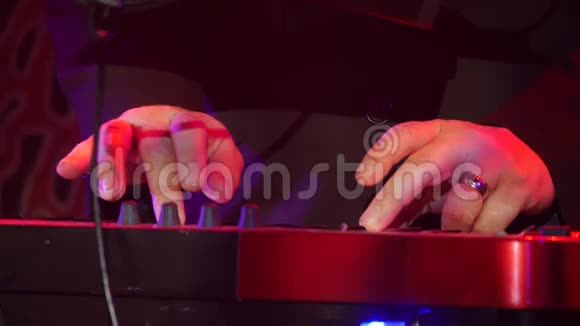 钢琴键盘现场摇滚乐队音乐家演奏电子钢琴特写镜头视频的预览图