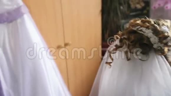 新娘化妆和婚纱的重量视频的预览图