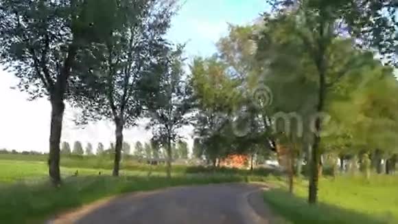 在蜿蜒的乡村道路上骑自行车视频的预览图