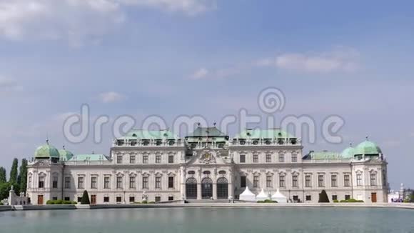 美丽的宫殿贝维迪尔站在池塘前蓝天时间视频的预览图