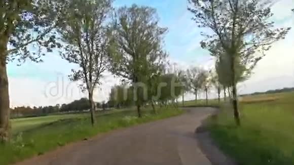 在蜿蜒的乡村道路上骑自行车视频的预览图