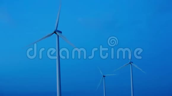 夜间在农村的风力涡轮机视频的预览图