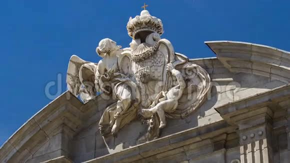 普埃塔德阿尔卡拉时间推移超垂顶部的雕塑是位于洛杉矶广场的一座新古典纪念碑视频的预览图