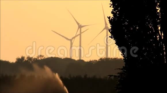日出时用涡轮机灌溉系统视频的预览图
