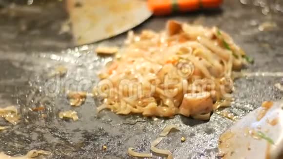 用煎锅中的鸡蛋和海鲜准备泰国面条夜市芭堤雅宗甸泰国菜亚洲视频的预览图