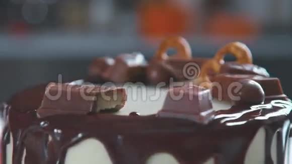 巧克力装饰女性手工装饰的巧克力蛋糕片视频的预览图
