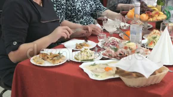 坐在桌边吃肉的女人视频的预览图