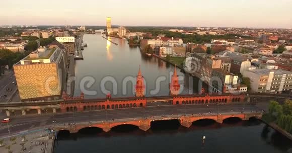 柏林奥伯鲍姆大桥2016年6月傍晚鸟瞰视频的预览图