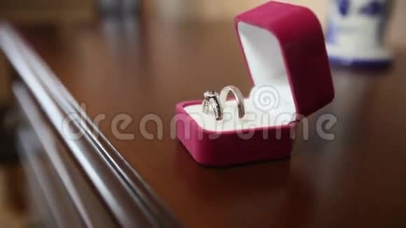 盒装木桌上的结婚戒指视频的预览图