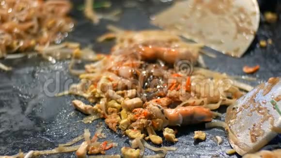 用煎锅中的鸡蛋和海鲜准备泰国面条夜市芭堤雅宗甸泰国菜亚洲视频的预览图