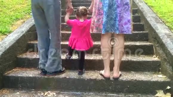 小女孩和她的母亲和祖母一起爬楼梯视频的预览图