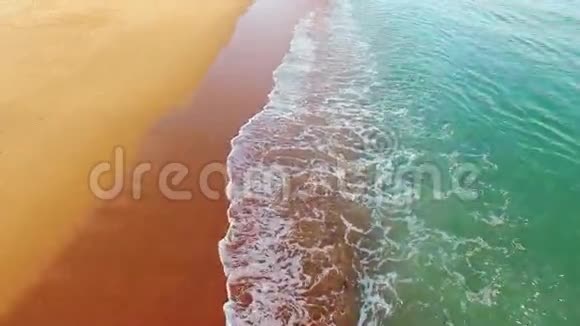 日落时沙滩上的波浪波图加尔的鸟瞰视频的预览图
