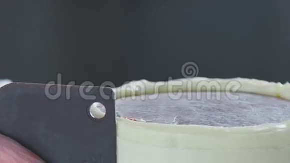 糕点工具奶油用刮刀糖果师装饰蛋糕视频的预览图