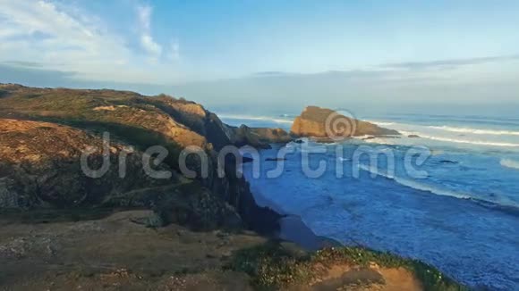 清晨在葡萄牙阿尔加维悬崖上的海景视频的预览图