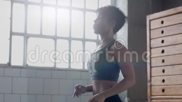 年轻的健康和健康的女人在阳光明媚的阁楼健身前取暖视频的预览图