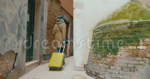 带着手推车的女人走在小巷里视频的预览图