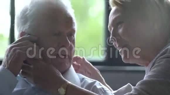 幸福的老夫妇和孙辈们通电话手牵手视频的预览图