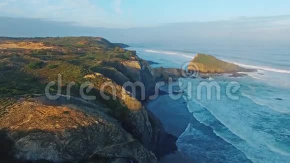 清晨在葡萄牙阿尔加维悬崖上的海景视频的预览图