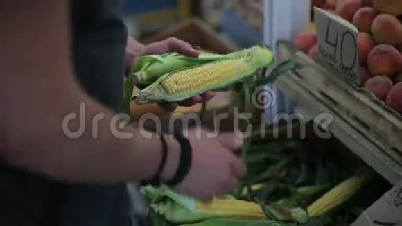白天人们在菜市场买玉米视频的预览图