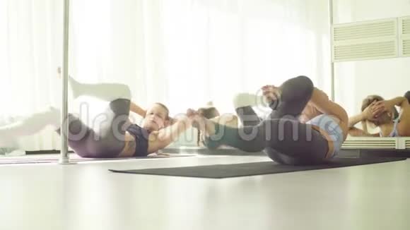 两个女人做热身体操视频的预览图